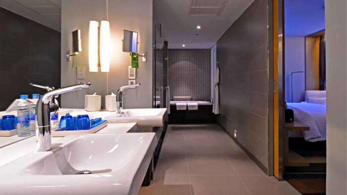 Aloft Bangkok - Savvy Suite Bathroom