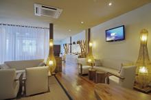 Constance Moofushi - Lounge