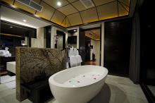Lily Beach Resort & Spa - Sunset Water Suite Bathroom